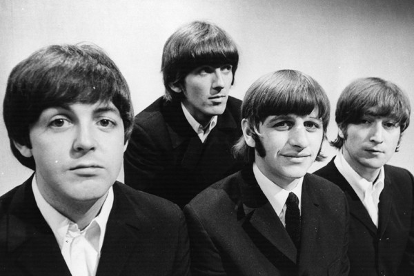 Paul McCartney, George Harrison, Ringo Starr e John Lennon reunidos por volta de 1966 (Foto: Getty)