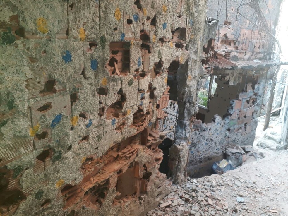 Casa perfurada por tiros na Rocinha, entre Rua 1 e Roupa Suja (Foto: Arquivo Pessoal)