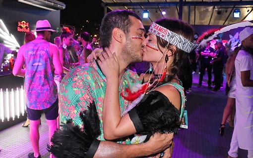 Marcos Veras e Rosana Mulholland trocam beijos na Sapucaí