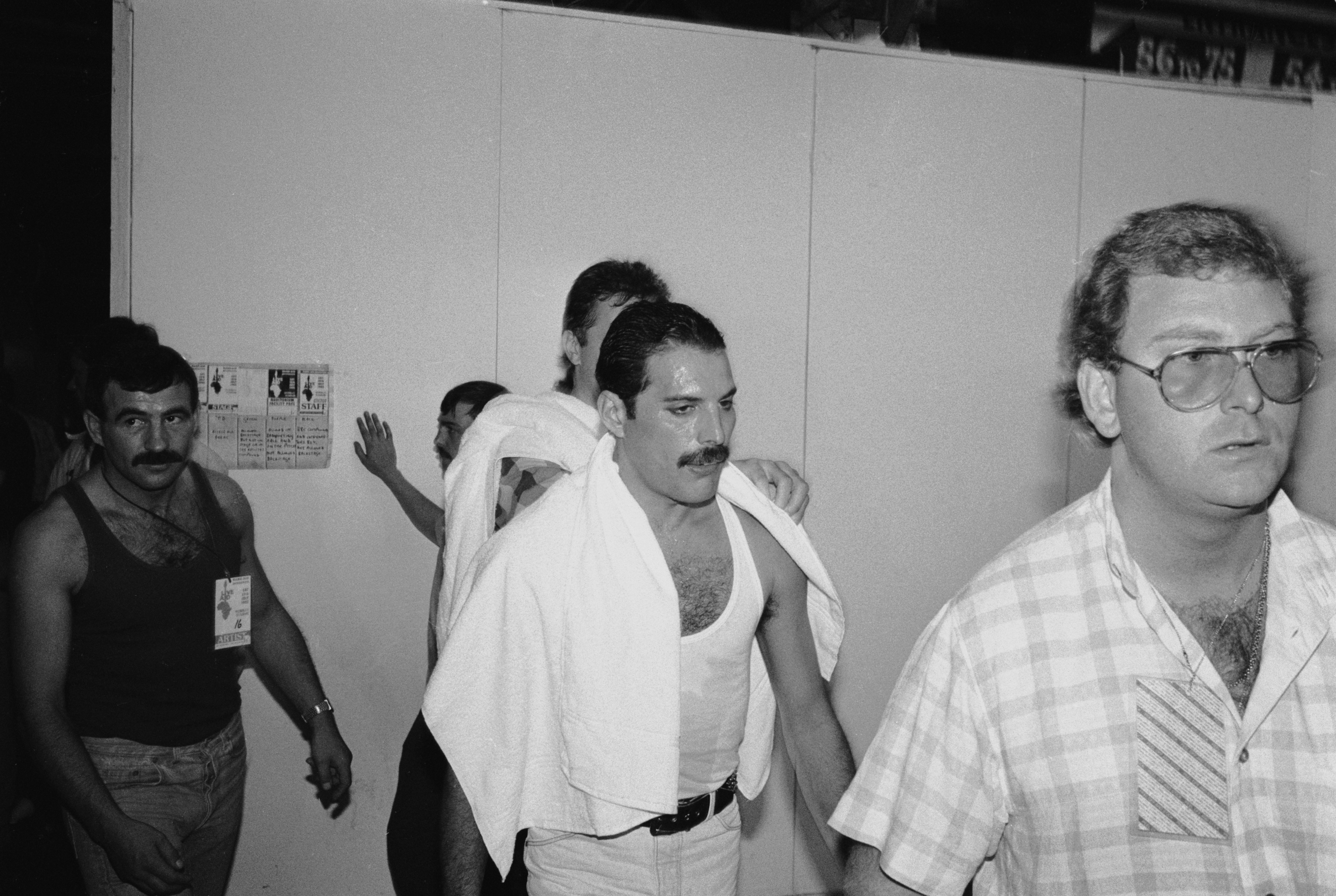 Freddie Mercury nos bastidores do show Live Aid em Wembley, 13 de julho de 1985. À esquerda está seu namorado, Jim Hutton (Foto: Getty Images)