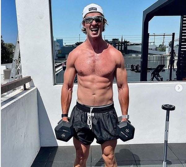 O ator Patrick Schwarzenegger, filho do também ator Arnold Schwarzenegger, após seu período de 50 dias de treinos e exercícios intensos (Foto: Instagram)