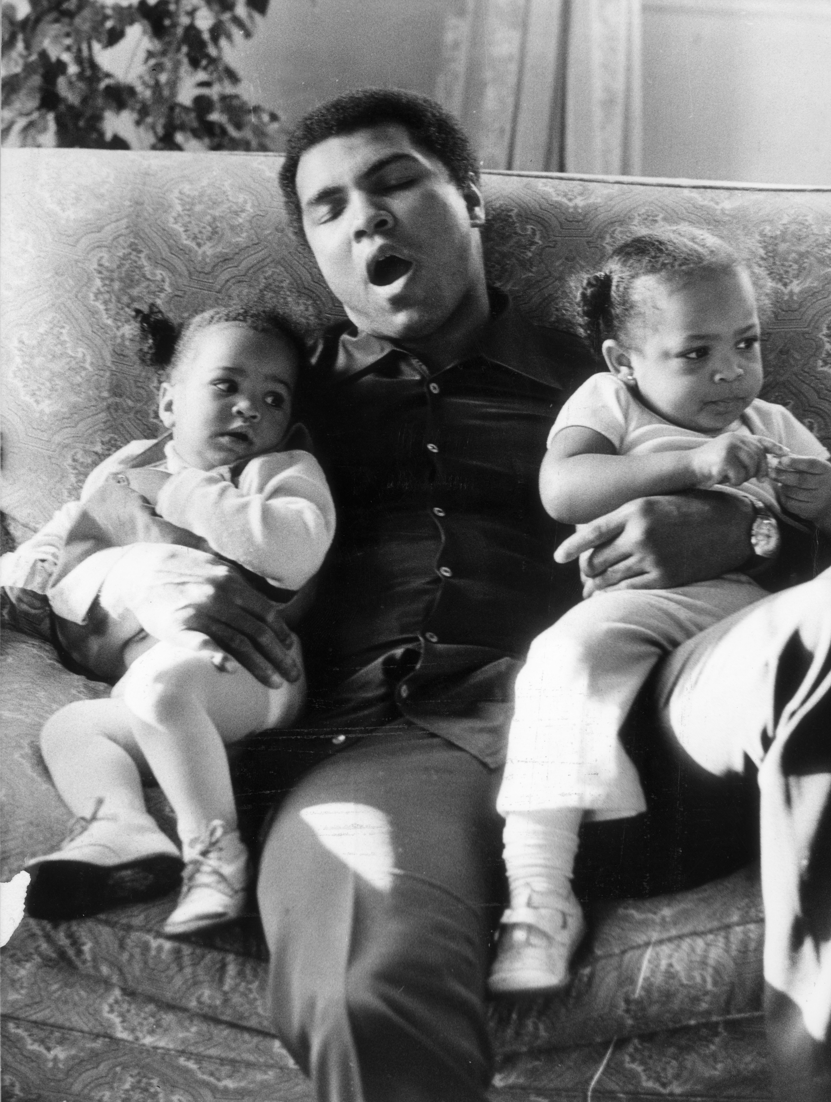 Muhammad Ali com as filhas Laila e Hana em 1978 (Foto: Getty Images/ Frank Tewkesbury )