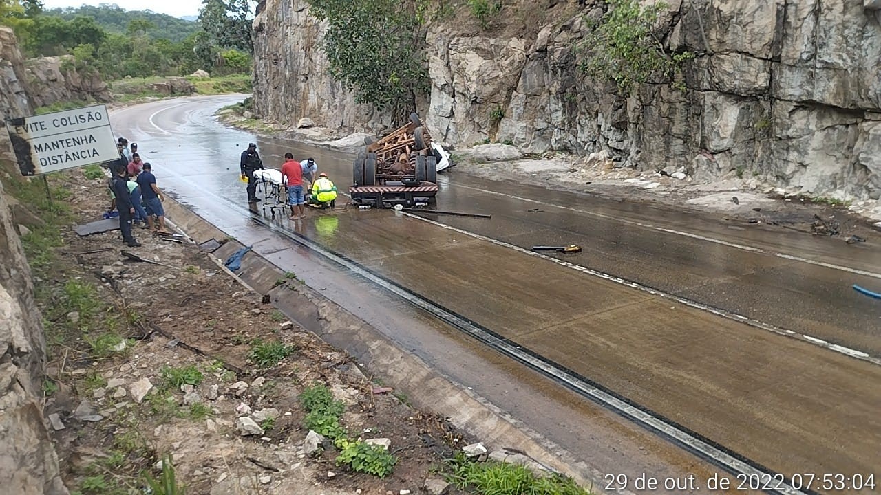 Tanque carregado com combustível tomba e BR-364 fica interditada