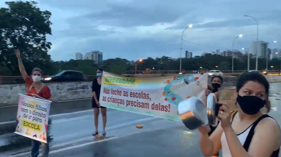 Protesto pede retorno das aulas presenciais — Foto: Reprodução/Ilara Madeira