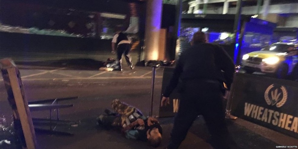BBC divulgou foto de homem deitado no chão com cinturão de explosivos falsos (Foto: Gabriel Sciotto)