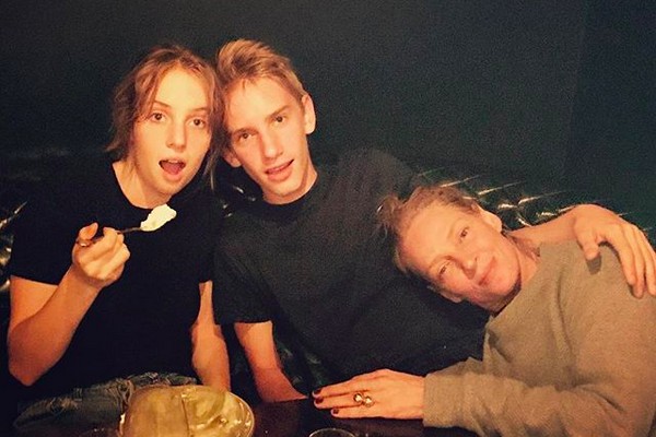 A atriz Uma Thurman com Maya e Levon, seus dois filhos do casamento com o ator Ethan Hawke entre 1998 e 2005 (Foto: Instagram)