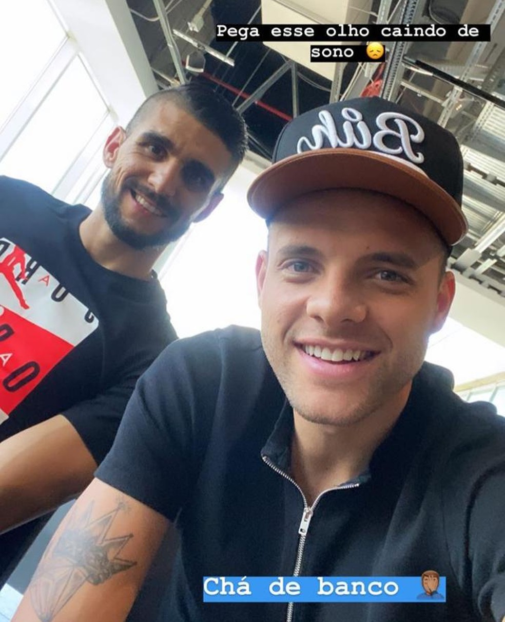 Guilherme postou foto enquanto aguarda voo para o Brasil — Foto: Reprodução
