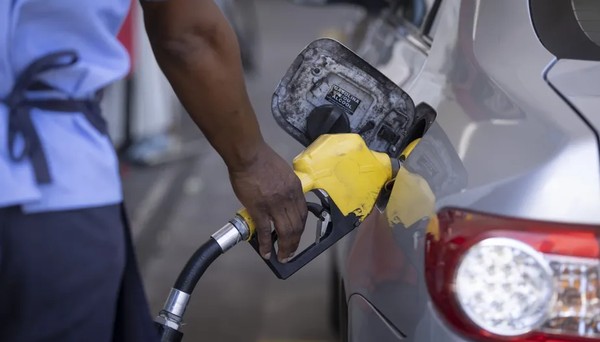 Gasolina vai subir em quase todo o país, caindo apenas em 3 estados
