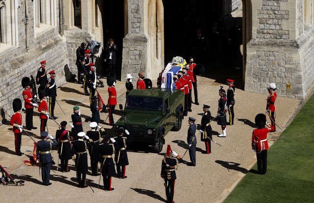 WINDSOR, ENGLAND - APRIL 17: The Duke of Edinburgh’s coffin, covered with His Royal Highness’s Personal Standard is carried to the purpose built Land Rover during the funeral of Prince Philip, Duke of Edinburgh at Windsor Castle on April 17, 2021 in Winds (Foto: Getty Images)