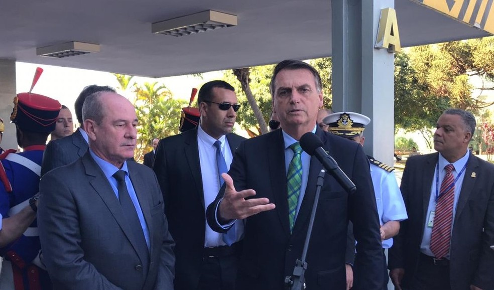 O presidente Jair Bolsonaro ao lado do ministro Fernando Azevedo e Silva apÃ³s almoÃ§o no MinistÃ©rio da Defesa nesta sexta-feira (21) â Foto: Guilherme Mazui/G1