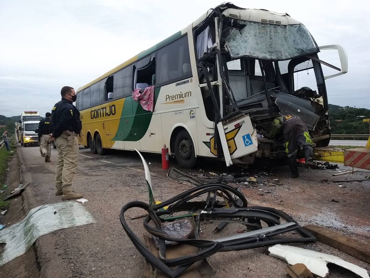Acidente entre ônibus de viagem e carreta deixa oito feridos na BR-040, na  Grande BH | Minas Gerais | G1