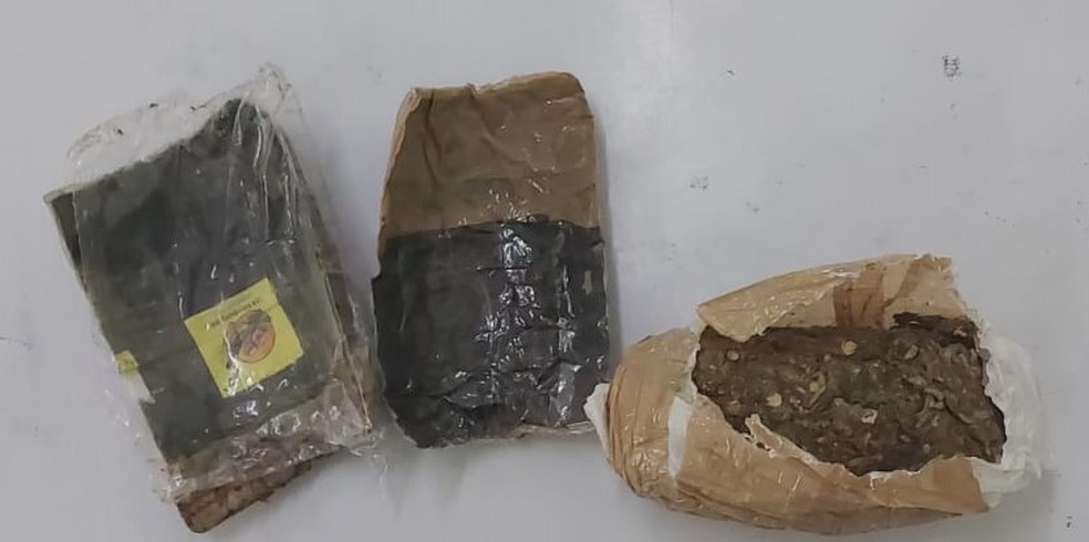 Na Penitenciária de Irapuru (SP), mulher tentou entrar na unidade com porções de maconha — Foto: SAP