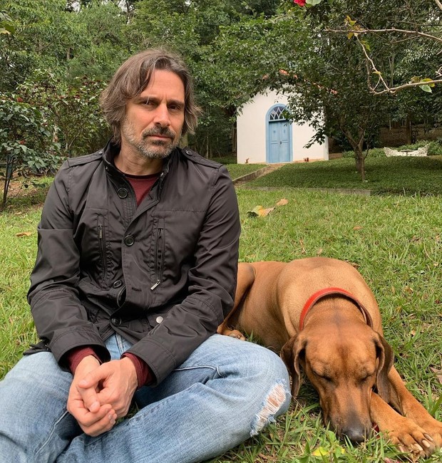 Murilo Rosa ao lado do cachorro, Coronel (Foto: Reprodução / Instagram)