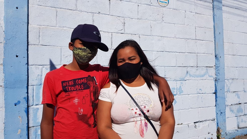 Nara Pontes não conseguiu ver o filho Nicolas Oliveira, de 14 anos, vacinado em Betim, porque Justiça suspendeu imunização de adolescentes. — Foto: Flávia Cristini / TV Globo