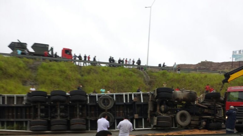 Acidente aconteceu entre a PE-09 e a BR-101, no Cabo de Santo Agostinho, no Grande Recife (Foto: Reprodu&ccedil;&atilde;o/WhatsApp)
