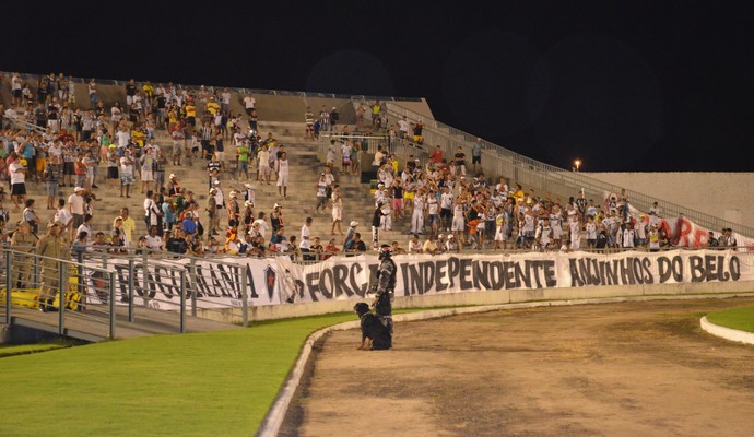 Torcidas do Botafogo-PB brigam no Almeidão (Foto: Larissa Keren / GloboEsporte.com/pb)