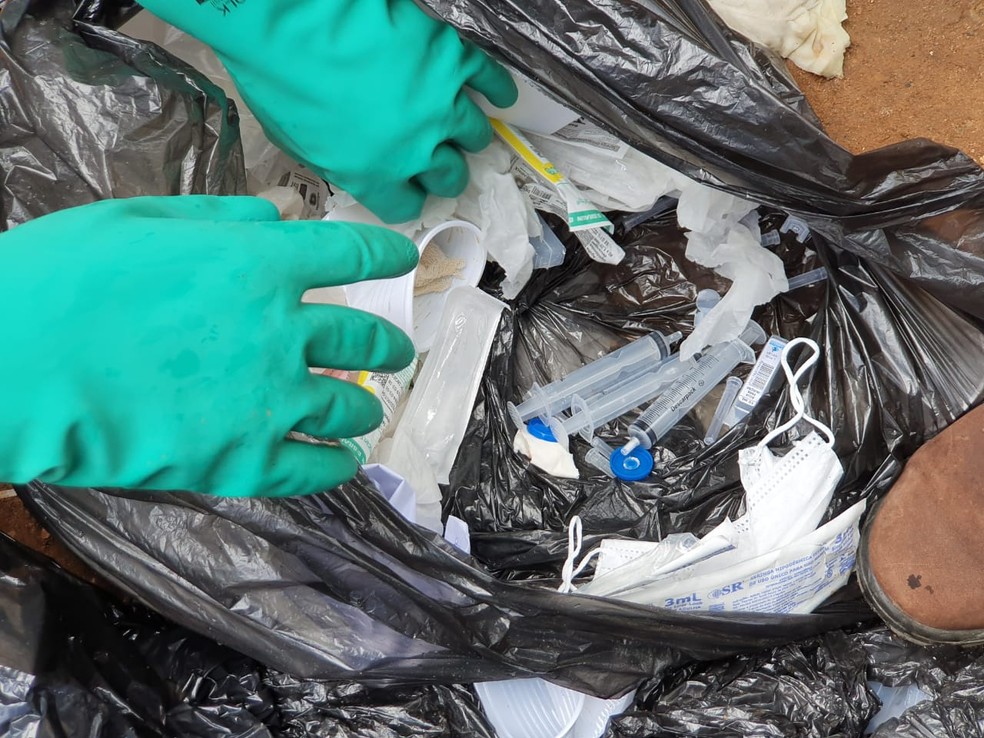 Fiscais flagraram lixo hospitalar dentro de sacos de descartes comuns — Foto: Divulgação/FPI