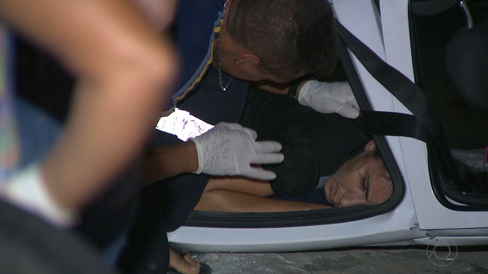 Uma das vítimas ficou presa às ferragens e precisou ser resgatada pelos bombeiros (Foto: Reprodução/TV Cabo Branco)