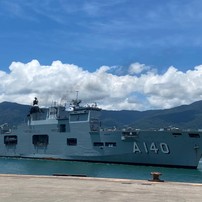 Maior navio da Marinha chega em São Sebastião com hospital de campanha para atender vítimas de temporal devastador — Foto: Laurene Santos/TV Vanguarda