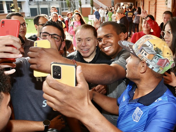 Silvio Santos causa tumulto ao votar em São Paulo (Foto: Manuela Scarpa/ Brazil News)