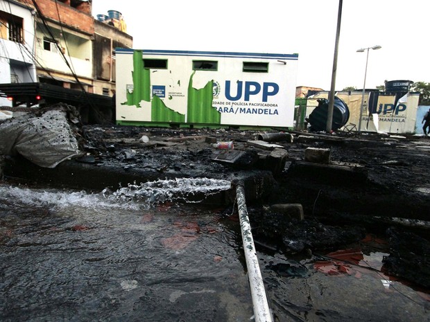 Policiamento é reforçado após o comandante da UPP (Unidade de Polícia Pacificadora) de Manguinhos, Gabriel Toledo, ser baleado e a sede da unidade incendiada na noite desta quinta-feira (20), no Rio de Janeiro, RJ (Foto: Ale Silva/Futura Press)