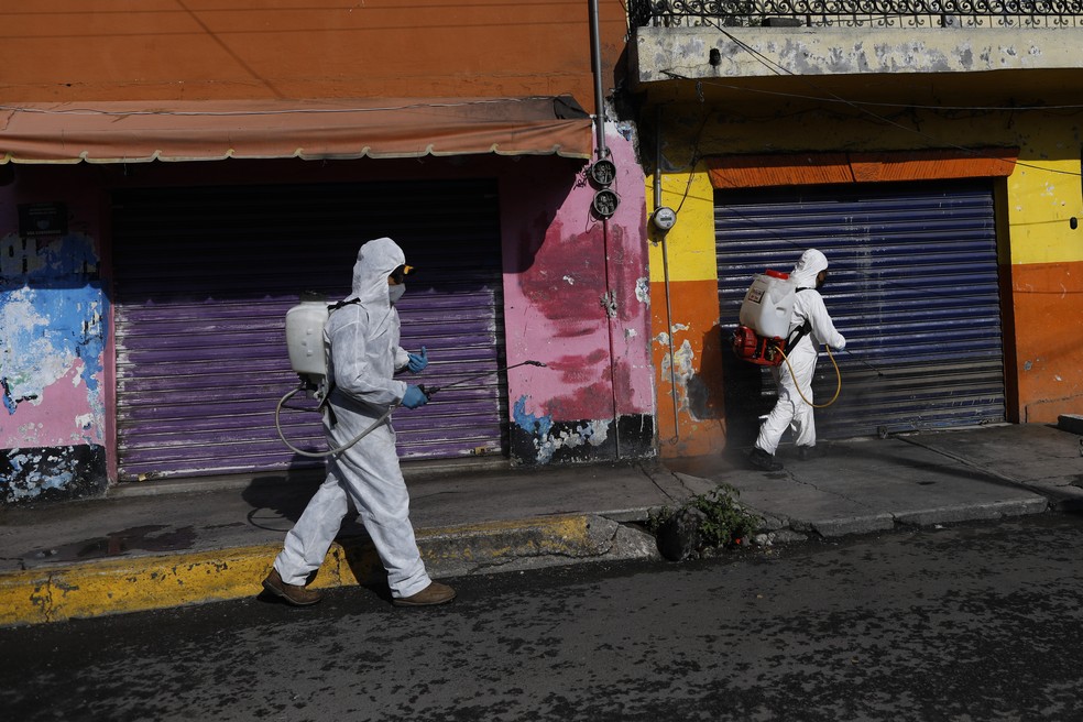Agentes de saúde fazem desinfecção em rua de San Gregorio Atlapulco, em Xochimilco, na Cidade do México na sexta-feira (24) — Foto: Rebecca Blackwell/AP