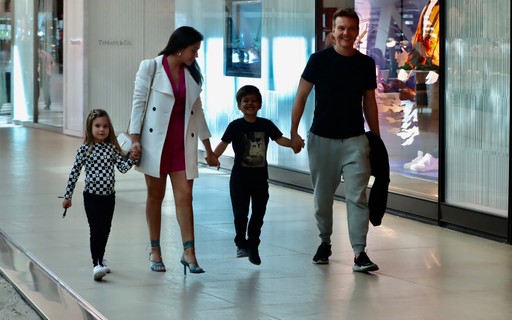 Michel Teló e Thais Fersoza curtem passeio em shopping com os filhos