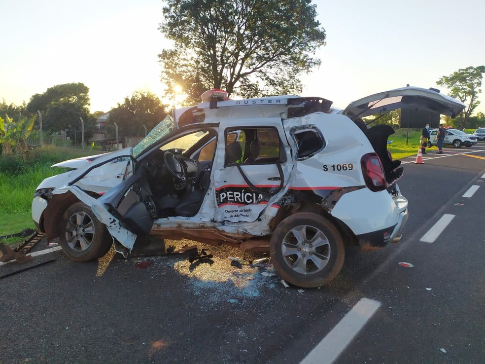 Colisão entre ônibus e viatura matou policial científica em Martinópolis (SP) — Foto: Bruna Bachega/TV Fronteira