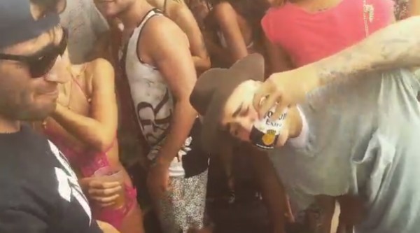 Justin Bieber aparece bebendo em vídeo publico em seu Instagram (Foto: Reprodução/Instagram)