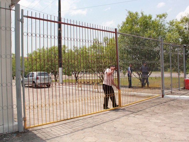 Em Manaus, portões foram fechado às 11h. Candidatos culparam horário de verão pelo atraso. (Foto: Camila Henriques/G1)