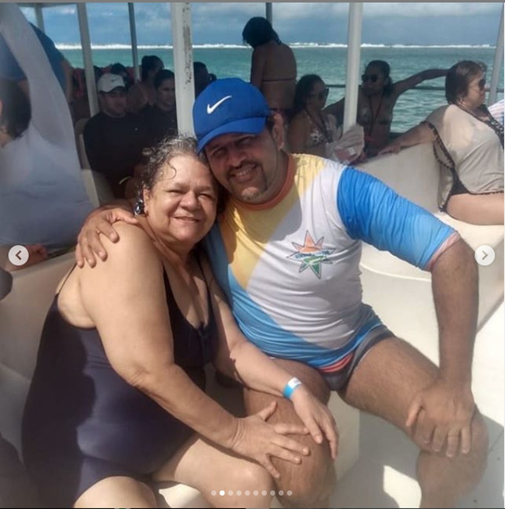 Lucimar Gomes da Silva, que faleceu no acidente, com o filho Tarcísio Gomes da Silva, durante um outro passeio feito em Maragogi no mês passado — Foto: Reprodução/Instagram