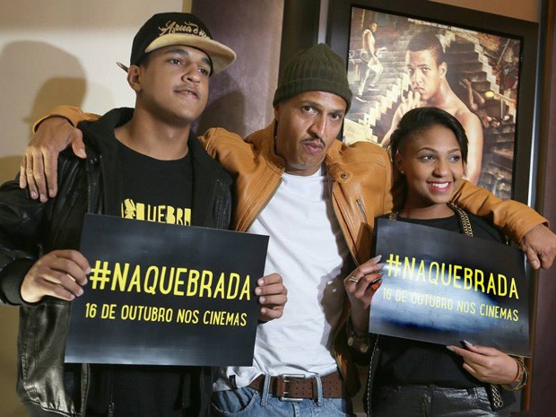 O rapper Mano Brown ao lado dos filhos Jorge Dias e Domênica Dias, atores revelados em 'Na quebrada' (Foto: Reprodução/Facebook/Paris Filmes)