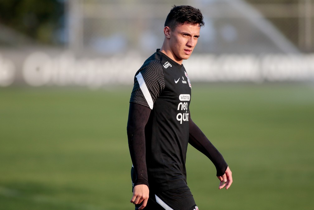 Recuperado de cirurgia, Gustavo Mantuan inicia transição para o campo no Corinthians