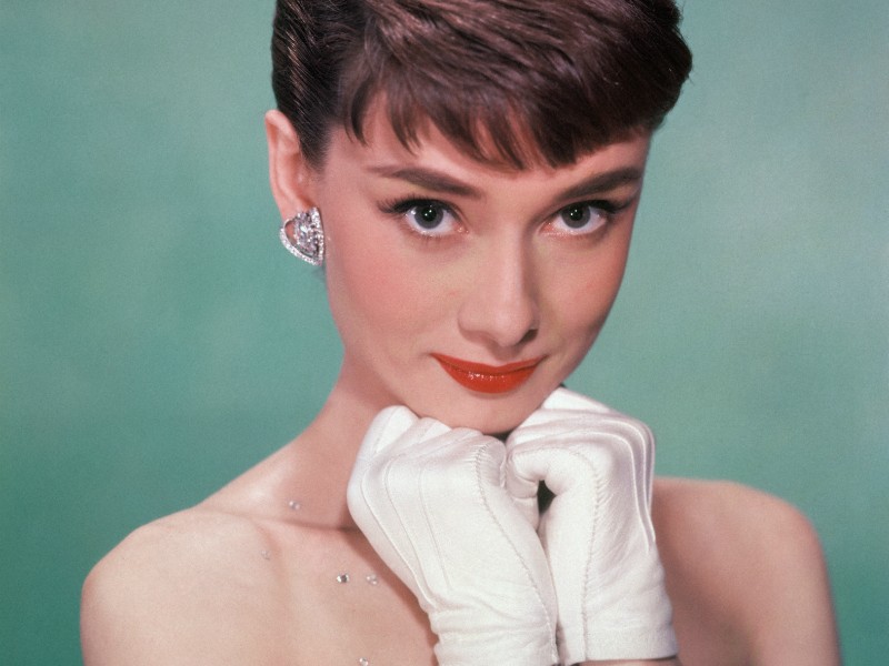 Audrey Hepburn, eternizada no filme “Bonequinha de Luxo”, nasceu na Bélgica, mas foi enviada para estudar em um internato no Reino Unido quando ainda era criança. (Foto: Getty Images)