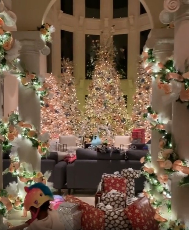 Cardi B impressiona com decoração de Natal de sua mansão (Foto: Reprodução / Instagram)