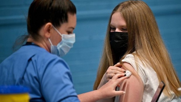 BBC- Na Europa, diversos países começaram a vacinar seus adolescentes depois que a Agência Europeia de Medicamentos (EMA) aprovou em maio a vacina Pfizer para adolescentes de 12 a 15 anos (Foto: Jeff J Mitchell via BBC News Brasil)
