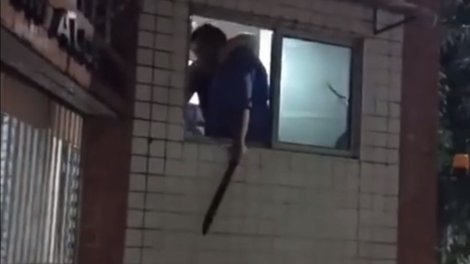 Morador agride porteiro com facão após trabalhador impedir entrada de entregador em Fortaleza; vídeo