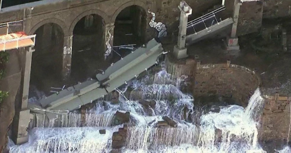 Duas pessoas morrem após desabamento de ciclovia no Rio, em 2016 — Foto: GloboNews/Reprodução