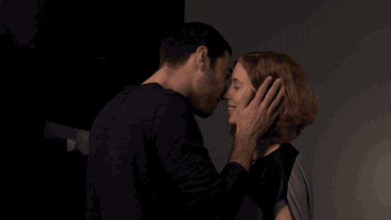 Homem árabe e mulher judia se beijam em cena do vídeo (Foto: Reprodução)