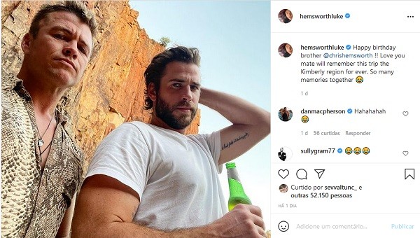 O post bem-humorado de Luke Hemsworth parabenizando Chris Hemsworth em uma foto com o outro irmão, Liam Hemsworth (Foto: Instagram)