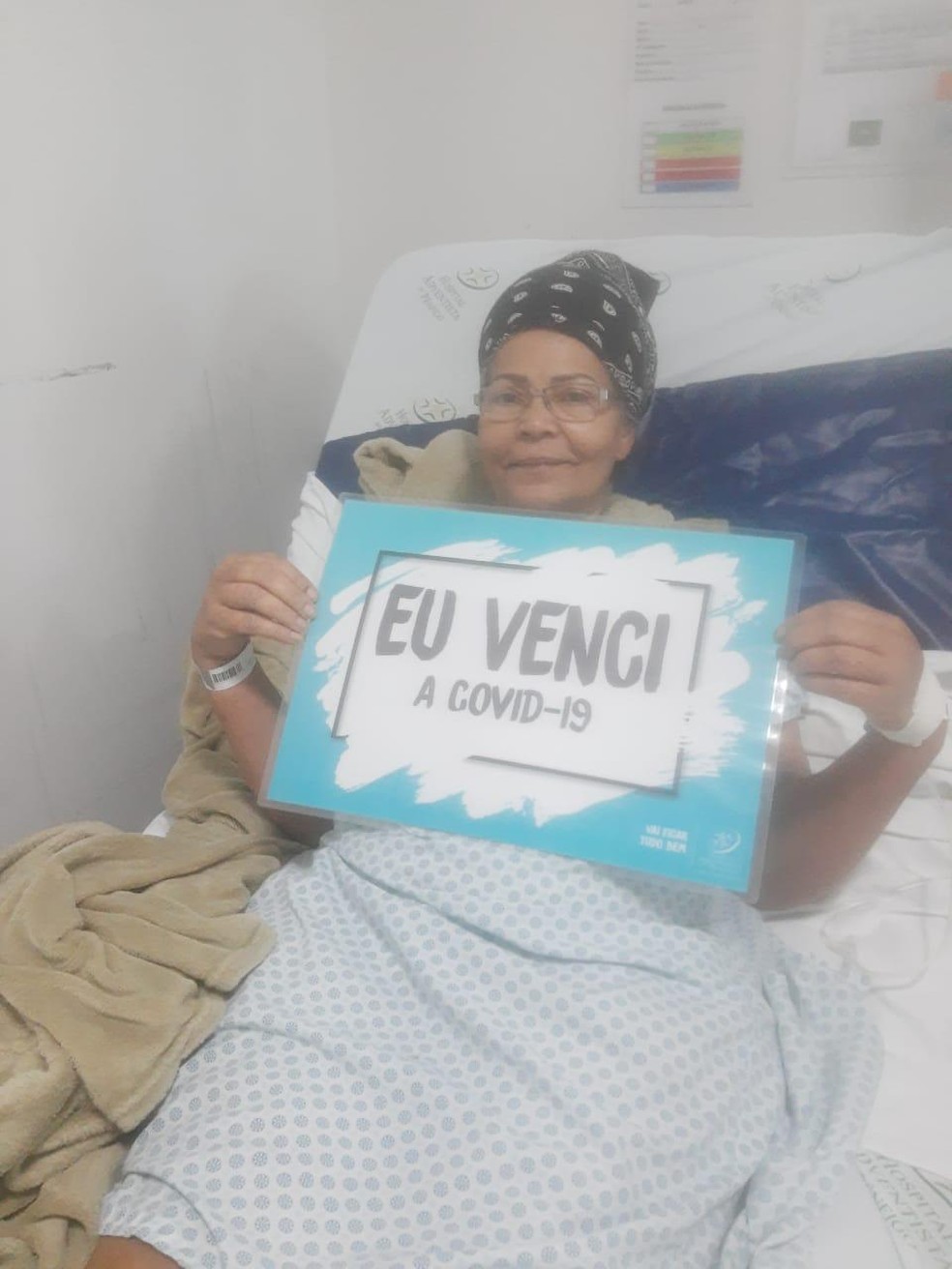 Celina após se recuperar da Covid-19, ainda no hospital em Campo Grande (MS) — Foto: Arquivo Pessoal