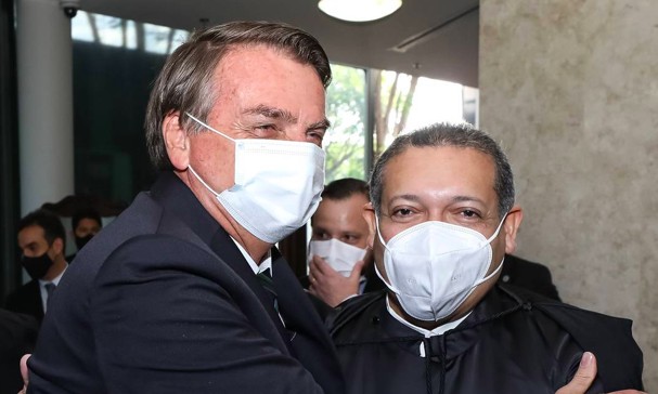 O presidente Jair Bolsonaro cumprimenta o ministro Nunes Marques, durante sua posse no STF