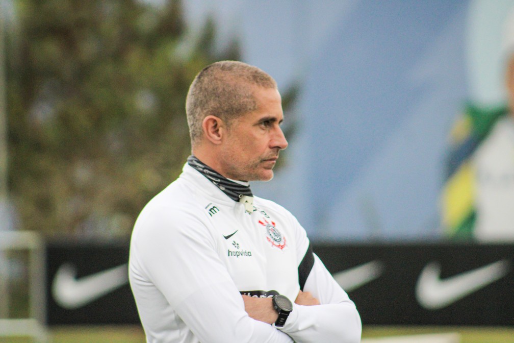 Sylvinho, técnico do Corinthians, durante treinamento — Foto: Rodrigo Coca / Ag.Corinthians
