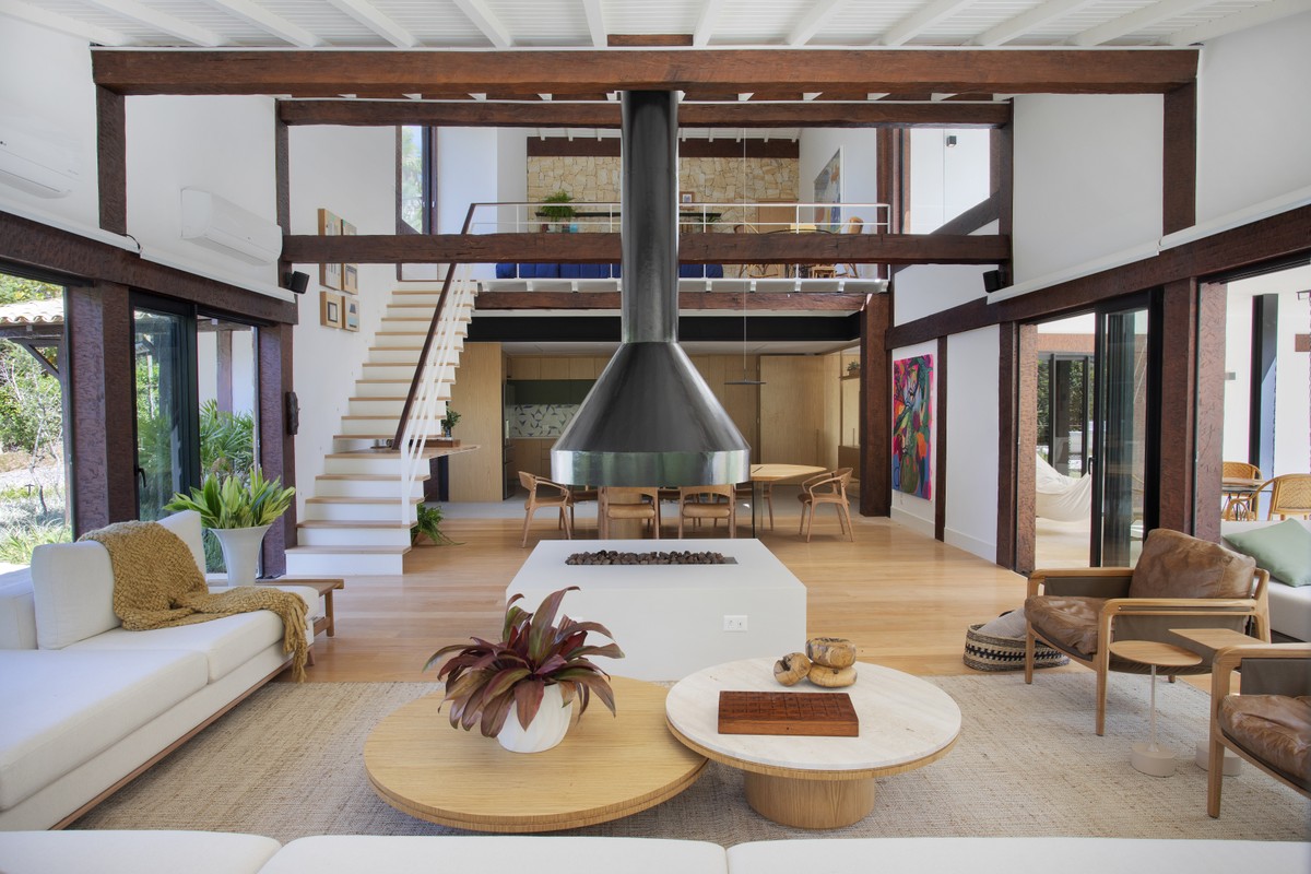 Após reforma, casa de campo ganha living integrado, varanda e área gourmet ao ar livre Casas