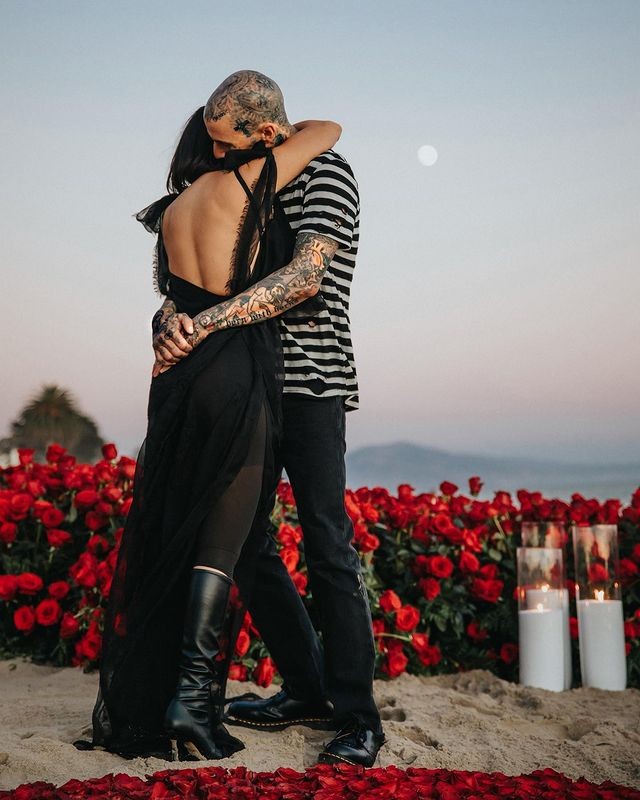 Registro do pedido de casamento de Travis Barker a Kourtney Kardashians (Foto: Reprodução / Instagram)