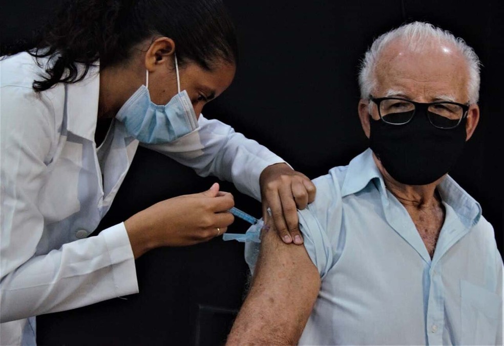 Idoso com mais de 85 anos recebe vacina contra Covid-19 em Recife (PE) — Foto: GENIVAL PAPARAZZI/PHOTOPRESS/ESTADÃO CONTEÚDO