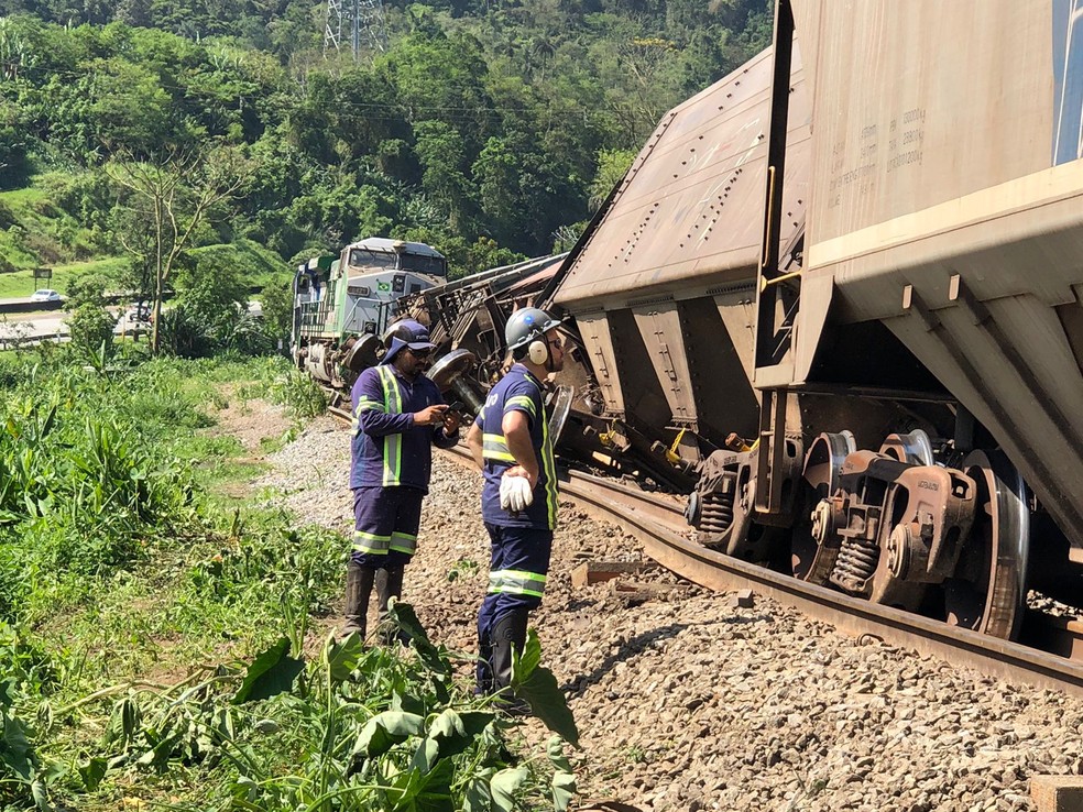 Trem descarrila e vagões tombam, no Vale Verde, em Cubatão (SP) — Foto: Matheus Tagé/ A Tribuna Jornal
