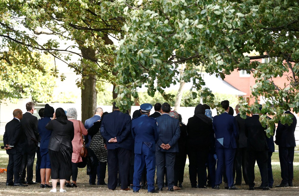 Primeira-ministra neozelandesa, Jacinda Ardern, e assessores participaram de homenagens Ã s vÃ­timas dos ataques a duas mesquitas de Christchurch, nesta sexta-feira (22) â€” Foto:  Edgar Su/ Reuters