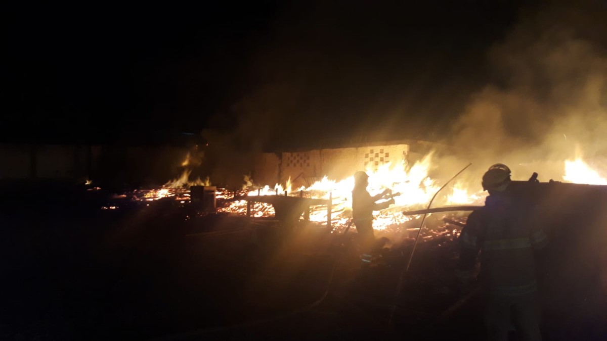 Madeireira é atingida por incêndio em Montes Claros; bombeiros usaram 140 mil litros d'água no combate às chamas