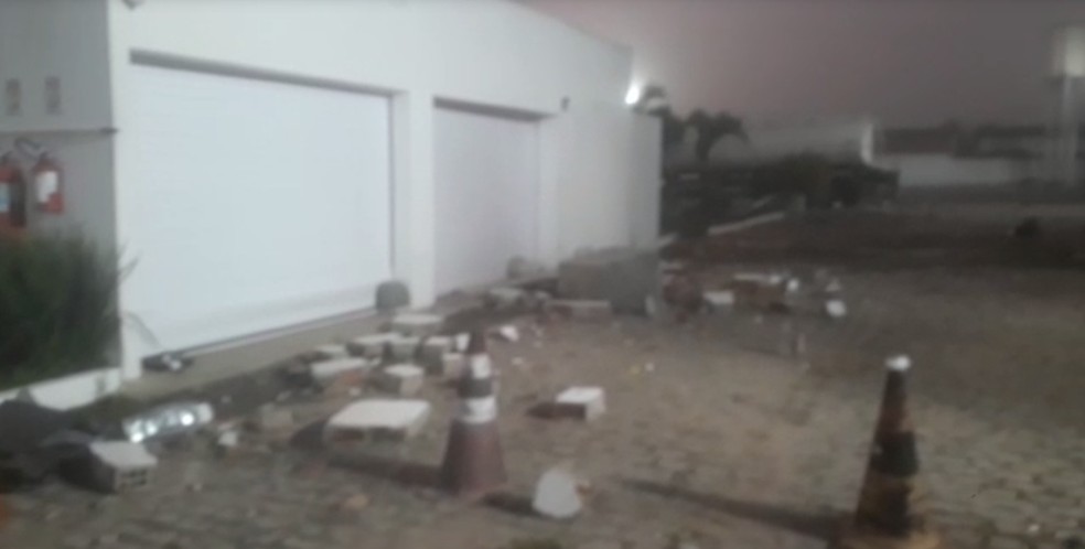 Destroços deixados no posto após explosão que abriu cofre do posto de combustíveis na Grande Natal — Foto: Reprodução/Inter TV Cabugi